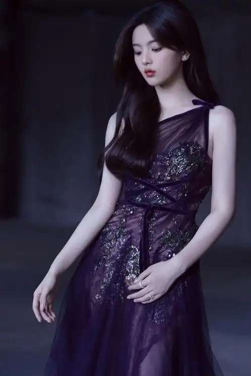 杨超越穿紫纱裙绝美,长腿若隐若现——璀璨之星的闪耀瞬间