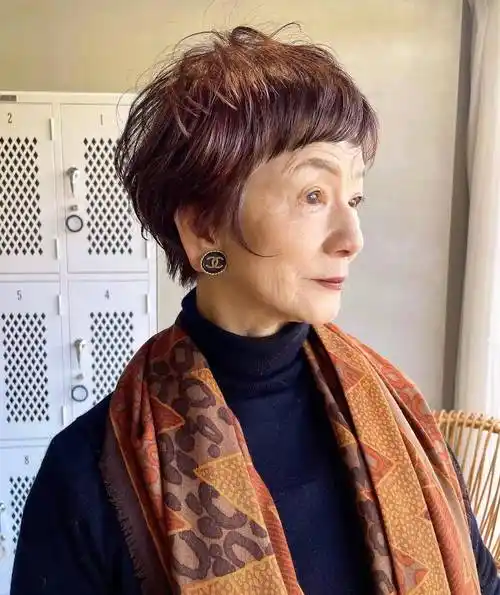 女人过了60岁后别乱烫发!