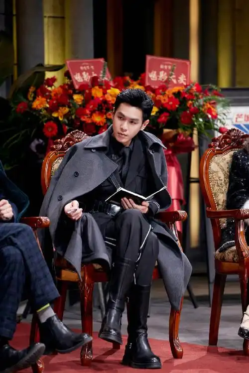 张若昀大侦探大衣皮靴造型##张若昀大侦探军阀大衣剧照