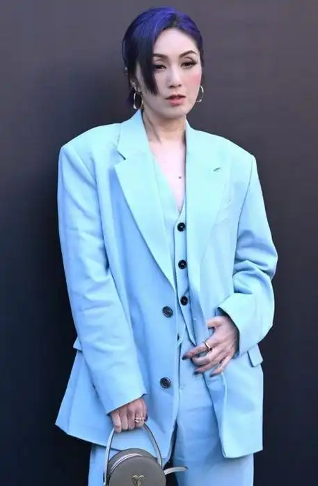 杨千嬅亮相时尚活动 穿搭靓丽展现年轻风度