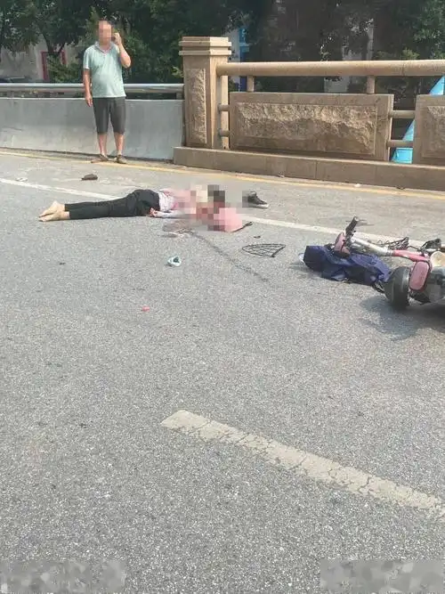 突发惨烈车祸佛山某商场旁一人遭碾压当场盖布又是这种车