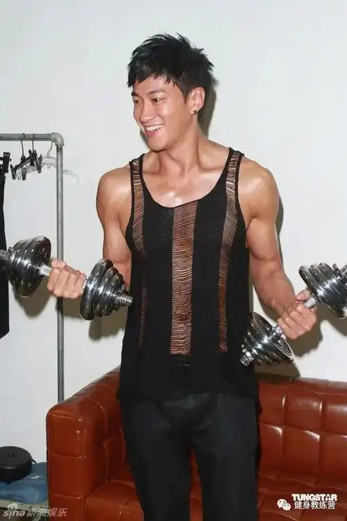 46岁何润东近照曝光:这肌肉是认真的吗?|型男|腹肌_网易订阅