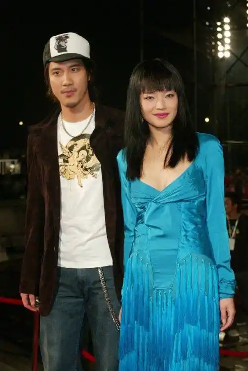 48岁舒淇公开秀恩爱,穿中式婚服和老公摆拍,长发飘飘仍有少女感