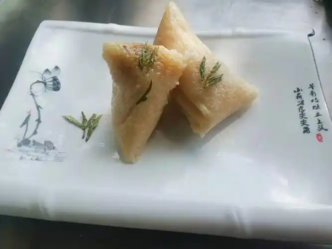 白粽呢 方山云雾茶第五代传承人黄智 创新性地将茶叶跟粽子结合在一起