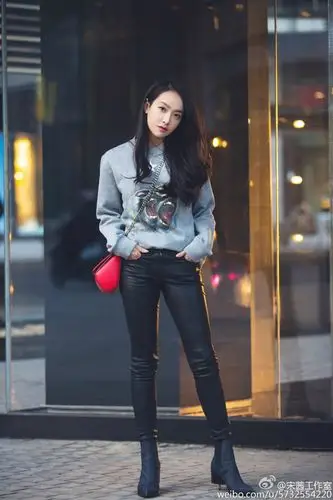 [宋茜][分享]160121 宋茜纪梵希帅气街拍 简洁利落出挑有型