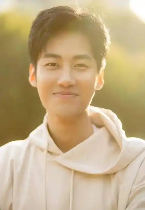 近日,25岁男演员刘峰于2月27日不幸离世的消息引起外界广泛热议,不少