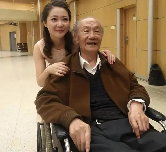 演员鲁园曾是天津人民广播电台的播音员,77岁时出演《守望幸福》中患