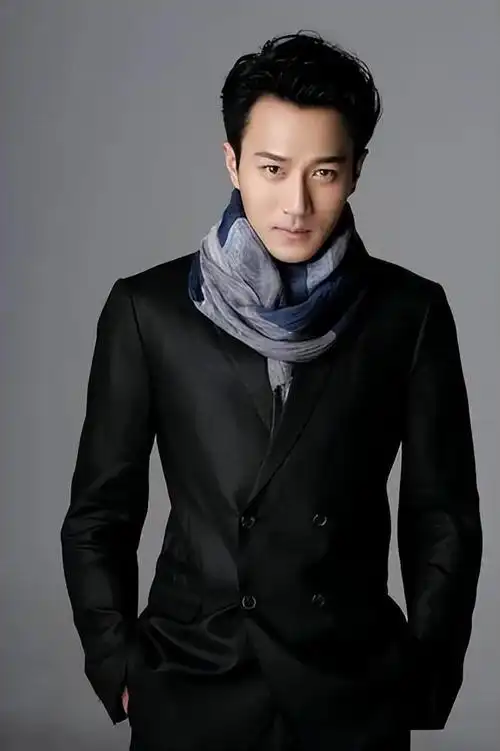 50岁的刘恺威近照曝光,醉眼朦胧,似是回到整容前,不复之前风光