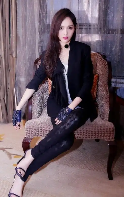 唐嫣到底怎么想的?包小到连手机都放不下,拿着不嫌碍事?