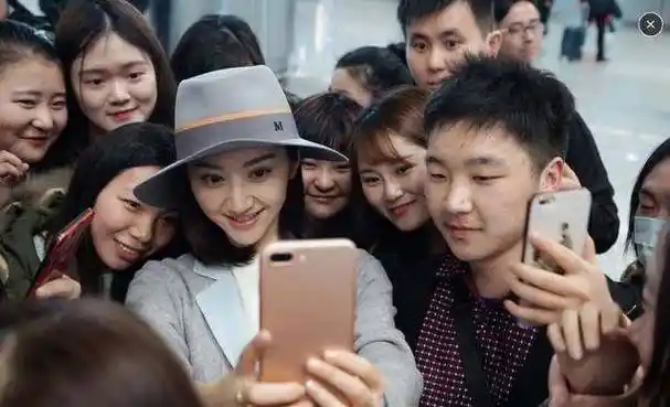 景甜现身机场获粉丝前呼后拥,一路签名到登机口,这回真火了-第1张图片