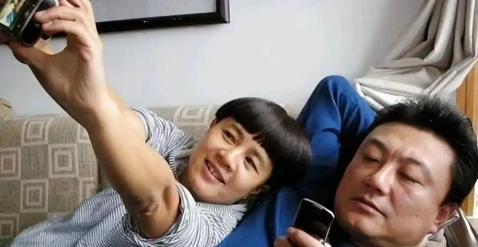 但相爱的两个人并不认为这是一个问题,并约定经常写信了解彼此的近况