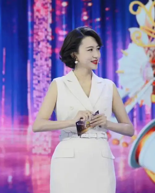 央视综艺频道主持人张蕾,身穿 tieforher夏季新款鱼尾裙主持节目.