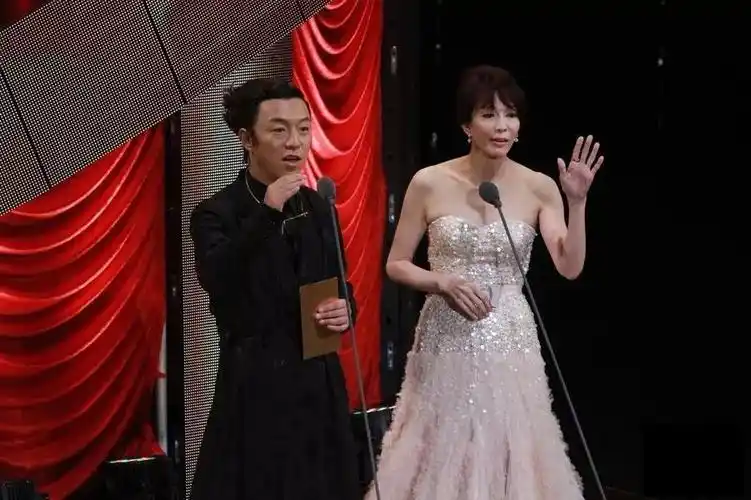 面对郑裕玲的调侃,黄渤得体地回击:"因为他们是客人,客人到别人家里