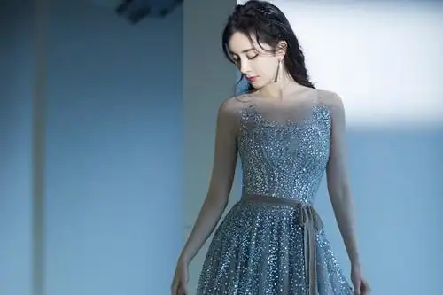 回车桌面>电脑壁纸>明星>大陆明星>杨幂裸色闪钻长裙礼服写真>相关