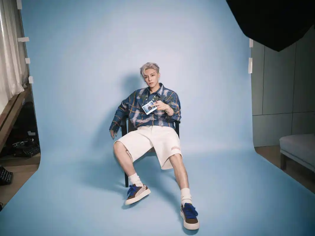 侯明昊银灰发色释出,蓝色上衣搭配卡其色短裤,英俊的面容和迷人的身材