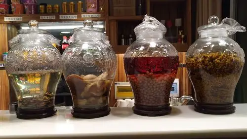 当地植物泡的药酒.