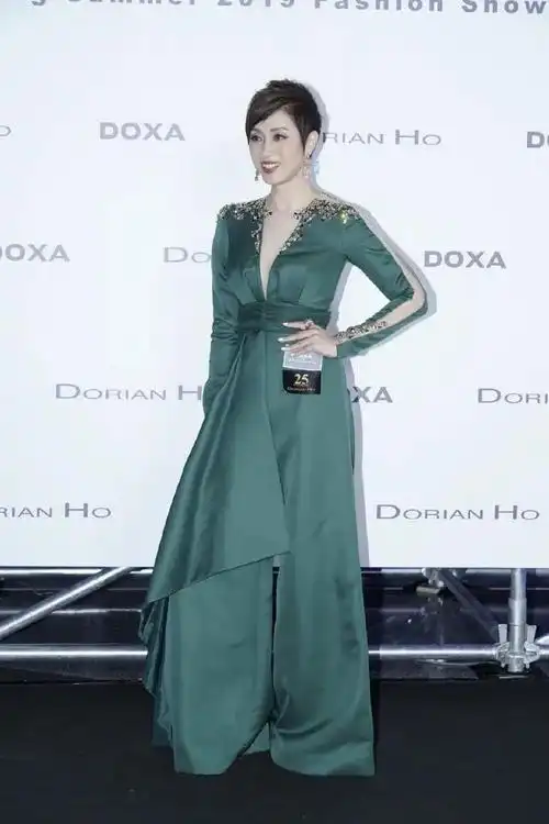 陈法蓉50多也不服老,穿灰色礼裙"藏"不住好身材,美得好高调