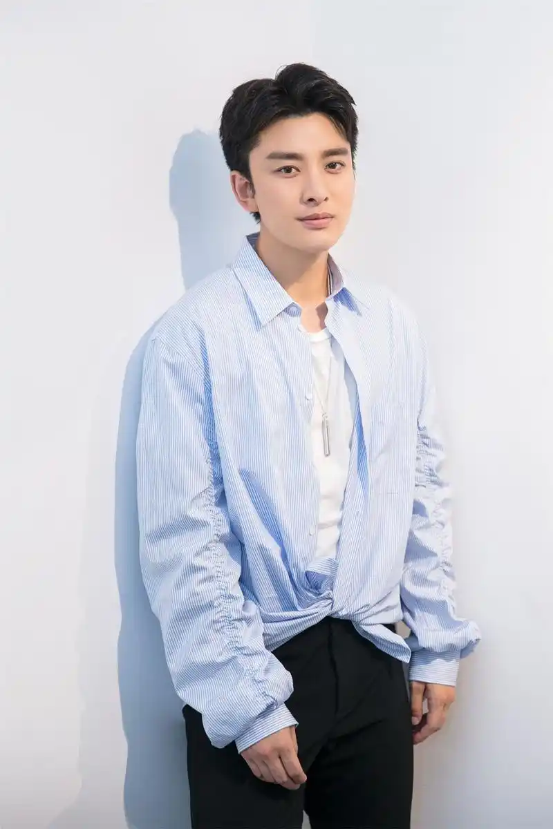 贾乃亮澄清夜会两女传闻,一个是女同学,一个是女朋友!