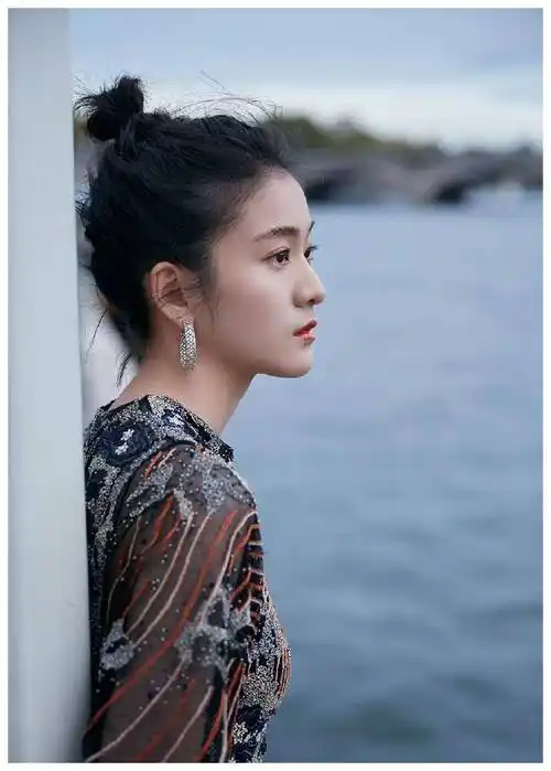 不得不说,张雪迎的五官非常美丽迷人. 甚至侧脸也会如此震撼人心.