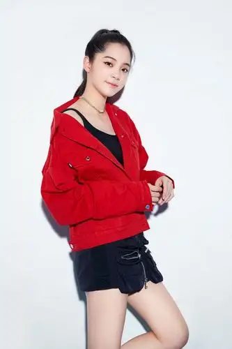 欧阳娜娜写真来袭 红与黑的配色酷而利落