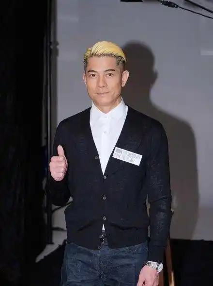 近日郭富城不但换了新发型,还染了一头黄色,但这颜色也并不是每个人都