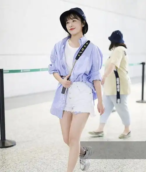 你绝对想看阚清子穿上牛仔短裤和蓝色衬衣造型太飒爽了