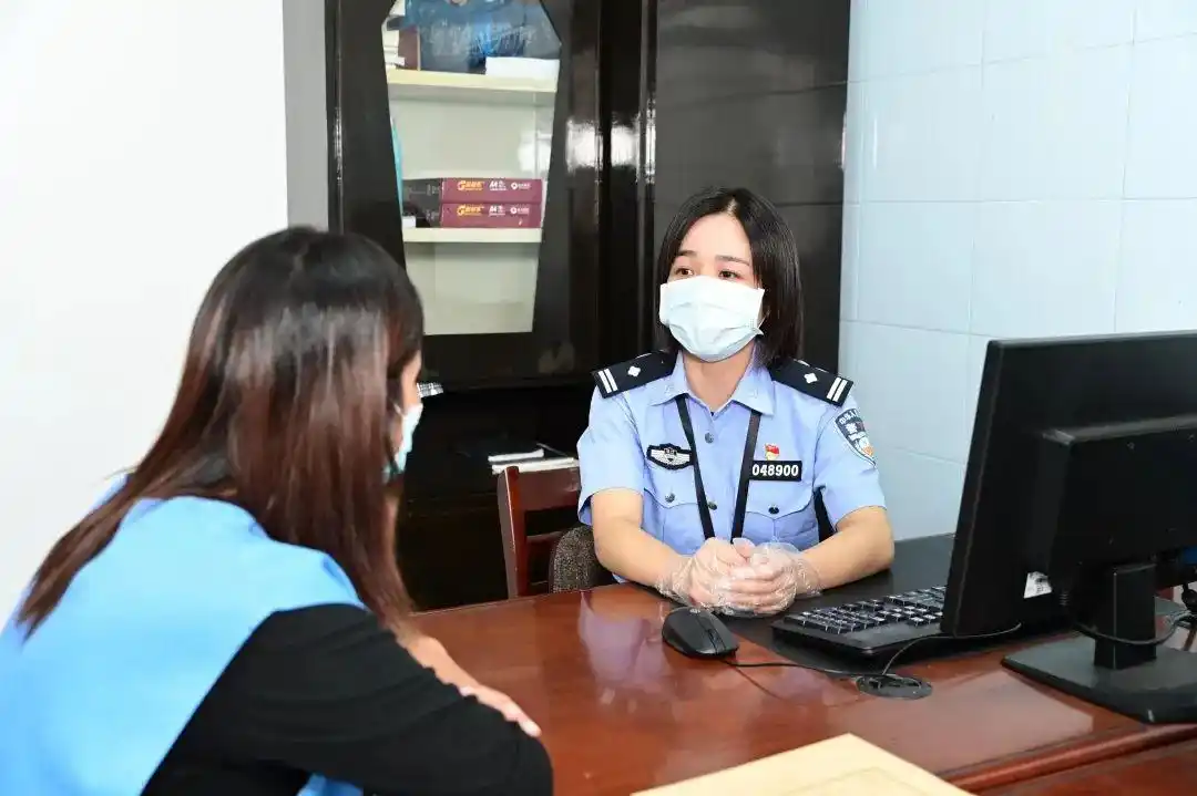 拘留所女民警收到14条裙子