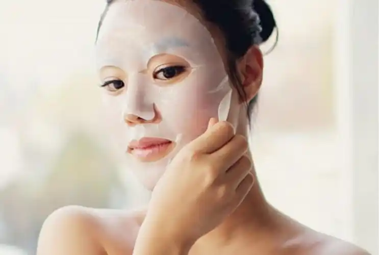 品换成质地清爽的保湿产品,每次涂抹的时候用指腹轻轻按摩至皮肤吸收