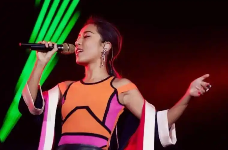 当时的《快乐女声》捧红了很多歌手,吉克隽逸也想要参加,但是因为吉克