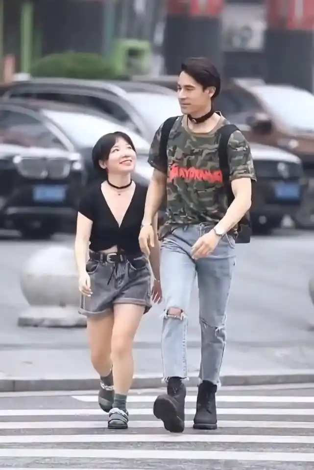 全网最萌身高差情侣:女孩穿上"飞蛾装",肩膀刚好到男孩腹肌!