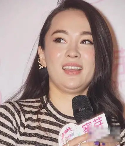 如今长胖了眼睛更显小了,双下巴真的太深了,曾经的小v脸变成了大饼脸