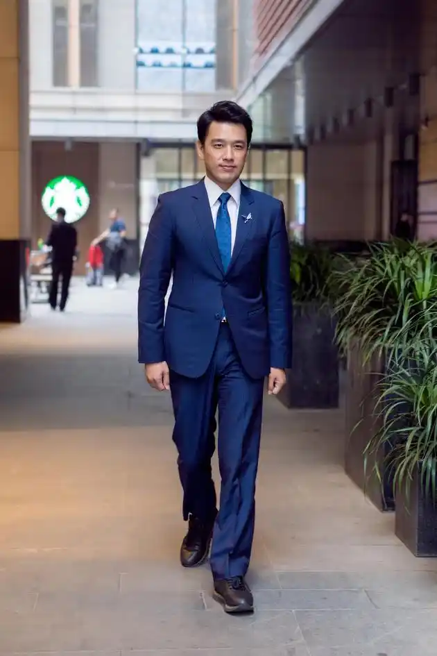 在专访间外碰见王耀庆的时候,他着一身得体质优的西装,潇洒大背头