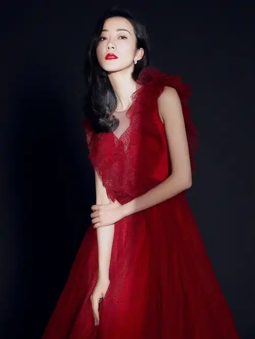 韩雪红色连衣裙礼服时尚写真灵动优雅娇俏可人