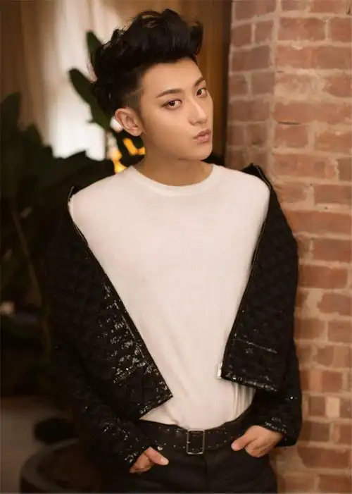 黄子韬受邀出席时装秀 简约大气展多重魅力