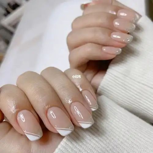 干净简单法式美甲