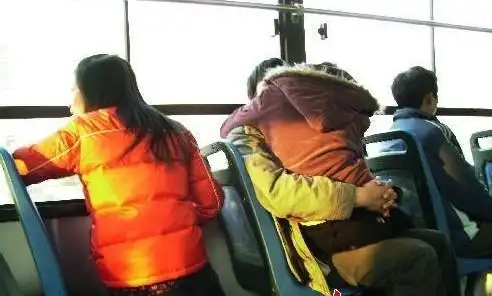 苏州公交门事件 苏州公交门情侣互扯衣服[图片]-新闻中心-南海网