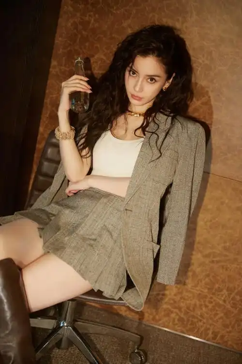 angelababy超话今晚#bv大秀#,灰色套装配长皮靴,搭配羊毛卷和"痣"趣