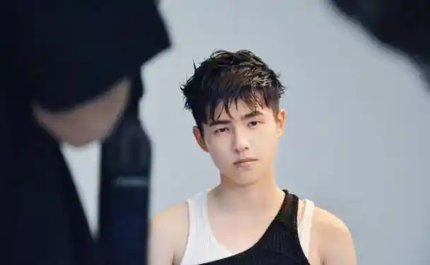 小奶狗刘昊然蓄起了长发?