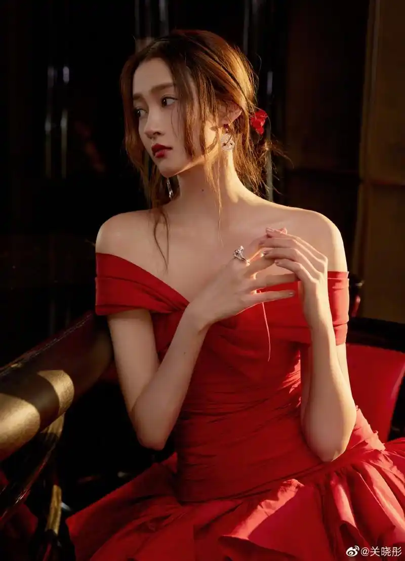 关晓彤穿红色长裙盘发造型明艳大方