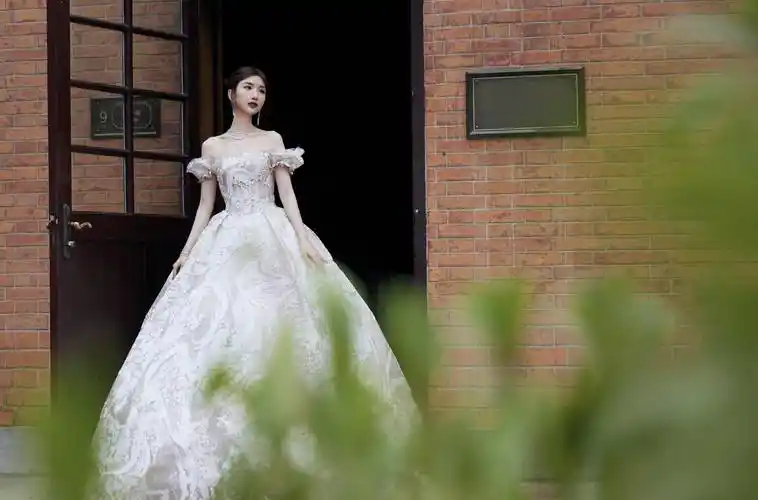 原创毛晓彤拾光盛典造型白色抹胸裙镶满水晶披个头纱就可以结婚