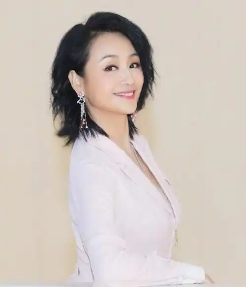 46岁曹颖近照曝光肤白貌美,跟谢娜争一姐的她为何糊成了十八线