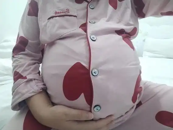 并且孩子呈现的全身蜷缩的姿势,这个时候孕妇的肚子会下坠,肚子的形状