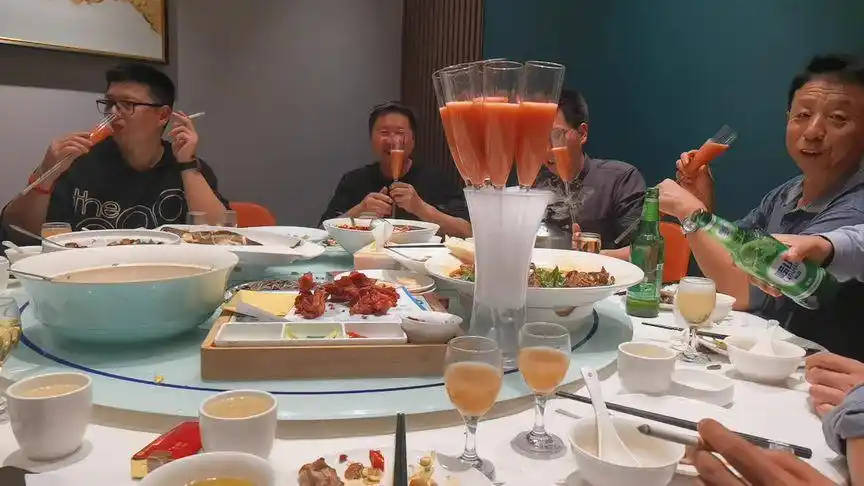 现场实拍 #朋友聚会在一起喝酒嗨起来 #小酒喝起来