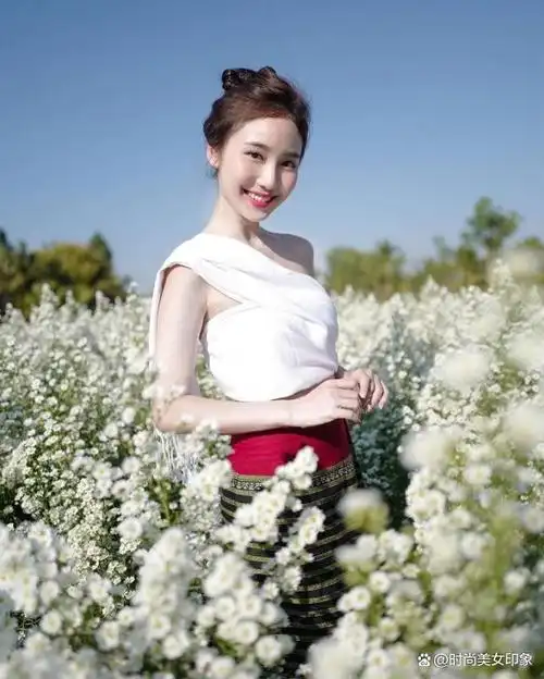 美女以柔美明亮的眼睛和曼妙的身姿特色闻名,泰国女生的脸型也很漂亮