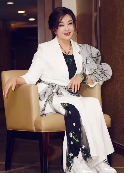 刘晓庆真是不老常青树穿拼接西装展魅力风情配运动鞋更显年轻