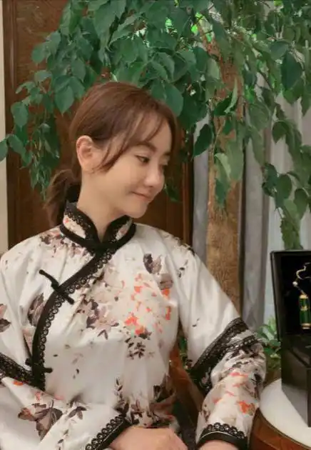 考验身材的旗袍,杨蓉居然这样穿,没想到还是这么美_气质_纹饰_的设计