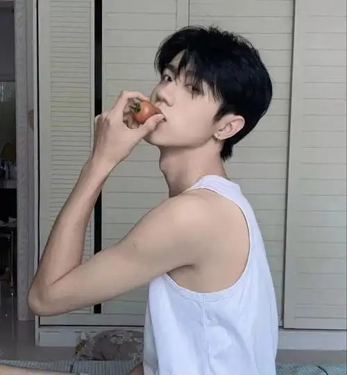 两侧铲短镂空鬓角留长,顶部剪出层次微蓬松,刘海长碎微分,不烫不染