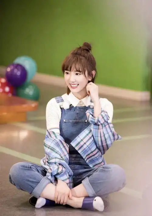 毛晓彤真是甜系公主穿碎花裙对镜微笑33岁还这么少女