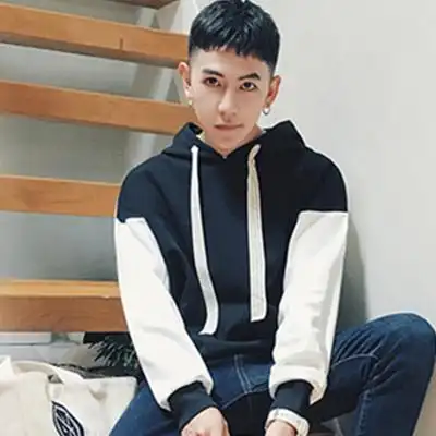 男生两边剃掉平刘海发型展示修颜帅气尽显潮男本色