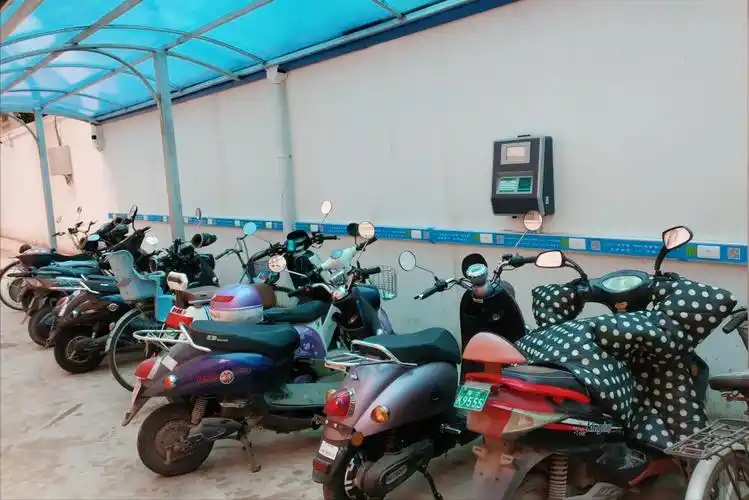 充电器会带有自动断电功能,但对于大部分车主用的2000—3000元的电动